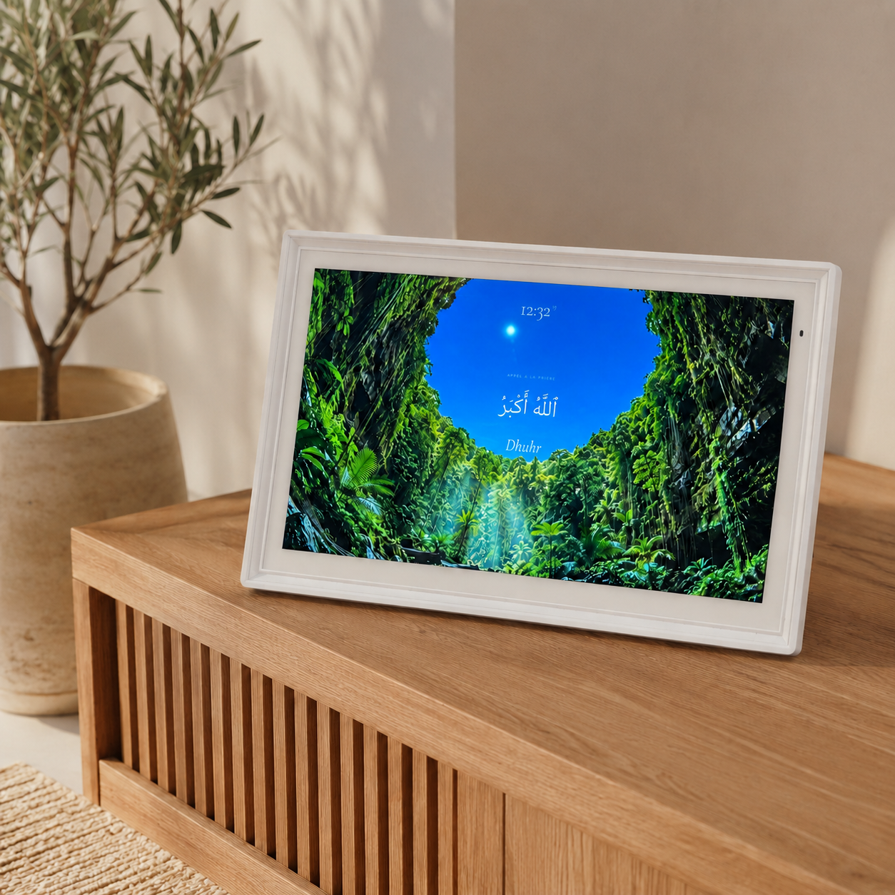 Nida Home posé sur une console en bois, écran thème nature